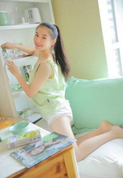 牛油果绿女孩清新甜美写真图片