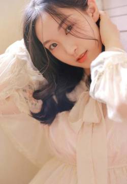 高清00后唯美纱裙美女森系写真性感图片