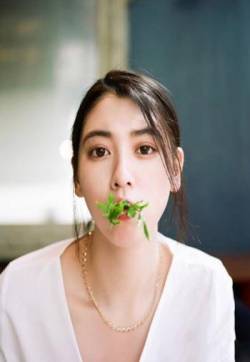 日本女优三吉彩花俏皮可爱写真图片