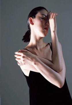 日本女优三吉彩花性感艺术写真图片