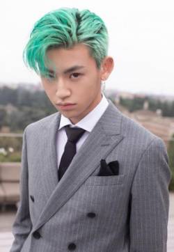 高清男明星小鬼王琳凯绿发西装写真图片