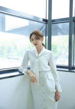 大陆内地四川成都女演员黄梦莹优雅知性写真图片
