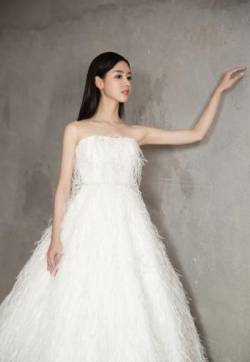 高清大陆内地福建省厦门女演员陈都灵羽毛裙唯美写真图片