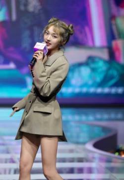 高清内陆美女星强东玥甜美清新活动照图片