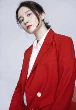 中国大陆女演员崔心心红色西服性感图片