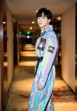 高清男明星刘宇宁镭射连体工装服帅气图片