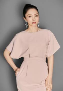 高清中国内地黑龙江省牡丹江影视女演员董璇深V露背装性感活动照图片