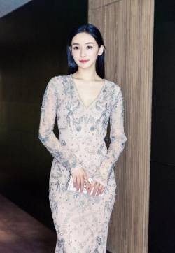 高清女明星李若宁深V礼服性感写真图片