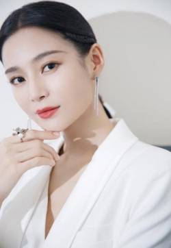 高清内地山东烟台女演员王媛可纯白性感优雅写真图片