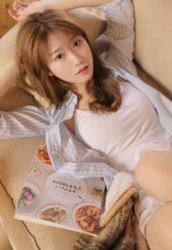 高清江苏性感女星杨超越长发白裙品牌活动图片