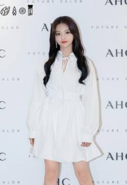 高清江苏性感女星杨超越元气品牌活动写真图片