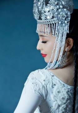 高清中国内地新疆伊犁影视女演员佟丽娅民族风造型写真图片