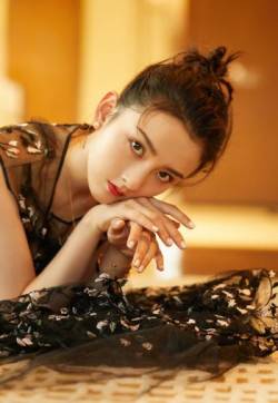 中国北京当代95后女演员宋祖儿刺绣纱裙灵动优雅写真图片