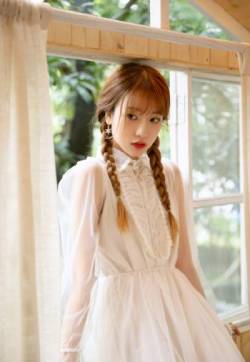 高清176极品美女吊带裸背美女温暖诱人私房美女图片