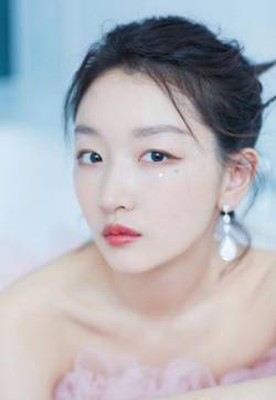高清中国内地影视河北省石家庄女演员周冬雨粉色蓬蓬裙性感写真图片