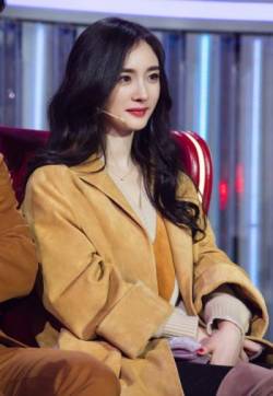 中国内地北京影视女演员杨幂时尚养眼写真图片