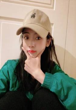 高清中国内地北京朝阳女演员邢菲俏皮居家私服照图片