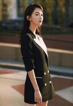 高清中国内地北京人影视女演员吴谨言优雅干练活动照图片