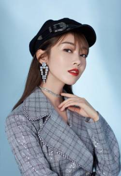 高清内地江苏省南京女演员宣璐格子西装时尚写真图片
