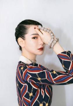 四川省成都市武侯女演员戚薇复古造型性感写真图片