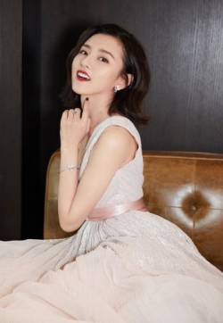 中国北京当代95后女演员宋祖儿薄荷长裙优雅写真图片