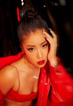 高清上海美女王菊亮红皮衣撩人写真图片
