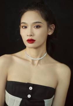 中国内地辽宁省沈阳女演员屈菁菁性感迷人写真图片