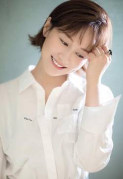 中国大陆女演员练练白色衬衣清爽性感写真图片