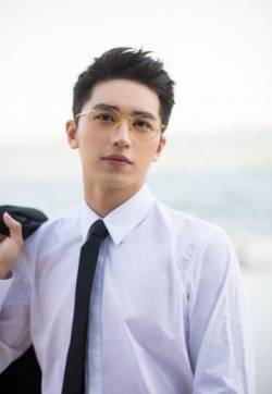中国内地中国上海男演员许魏洲帅气儒雅写真图片