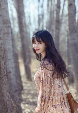 中国内地湖南衡阳女演员柳岩妩媚性感户外写真图片