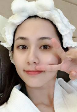 中国内地湖北黄石女演员刘颖伦可爱白嫩素颜自拍照图片