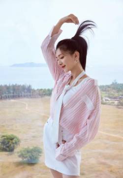 中国内地上海女演员江疏影优雅性感活动写真图片