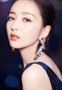 高清中国内地新疆伊犁影视女演员佟丽娅优雅干练活动图片