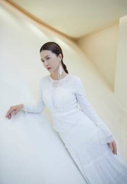 高清内地女歌手美女谭维维白色长裙冷艳性感写真图片