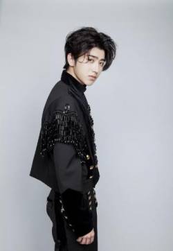 中国内地演员男歌手蔡徐坤《巅峰之夜》帅气写真图片