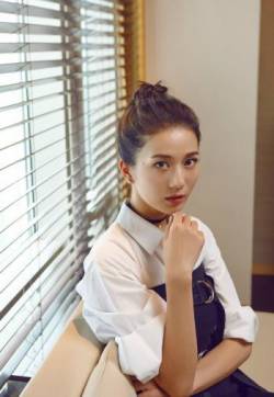 中国大陆四川省成都女演员彭杨甜美知性写真图片