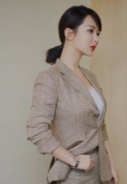 高清中国内地影视北京女演员杨紫超A干练西装写真图片