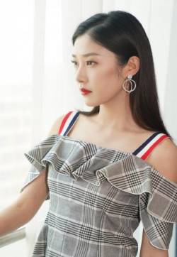 高清黑龙江省哈尔滨美女王双清新气质格子裙写真图片