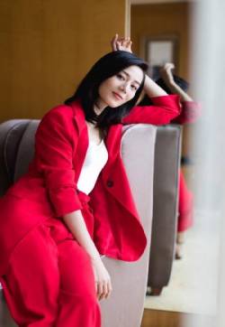 中国大陆四川省成都女演员彭杨清爽干练西装写真图片