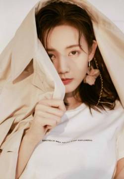 高清中国内地山东济南女演员李一桐明艳动人写真图片