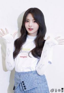 高清江苏性感美女星杨超越甜美代言活动图片