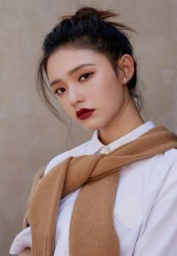 中国内地浙江省湖州影视女演员林允简约干练时尚写真图片