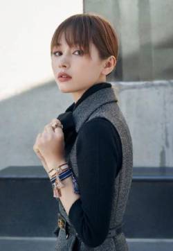 高清中国内地四川成都影视女演员王子文优雅知性写真图片