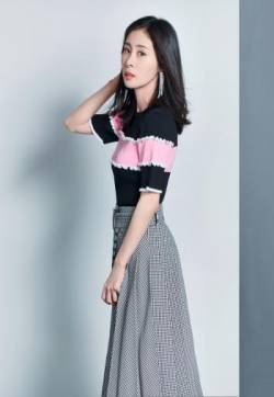 中国大陆天津女歌手张碧晨清新靓丽写真图片