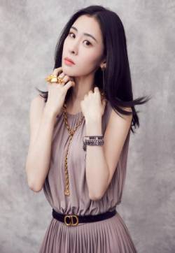 中国大陆天津女歌手张碧晨温婉优雅写真图片