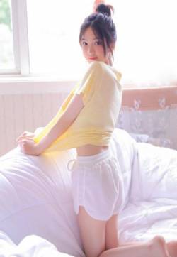 高清最流行女裤热裤美女白嫩美腿写真图片