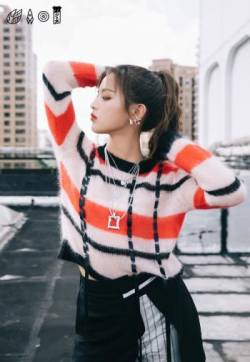 高清江苏性感美女星杨超越单马尾街拍写真图片