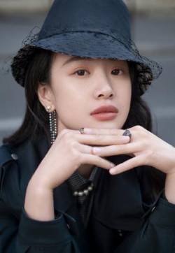 中国内地湖南长沙女演员李梦复古文艺时尚街拍图片