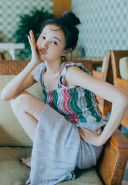 高清中国内地山东济南女演员李一桐俏皮可爱旅拍写真图片