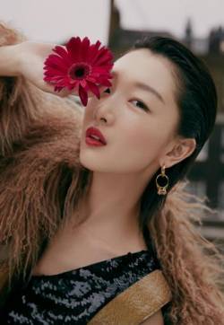 高清中国内地影视河北省石家庄女演员周冬雨皮草性感酷美写真图片